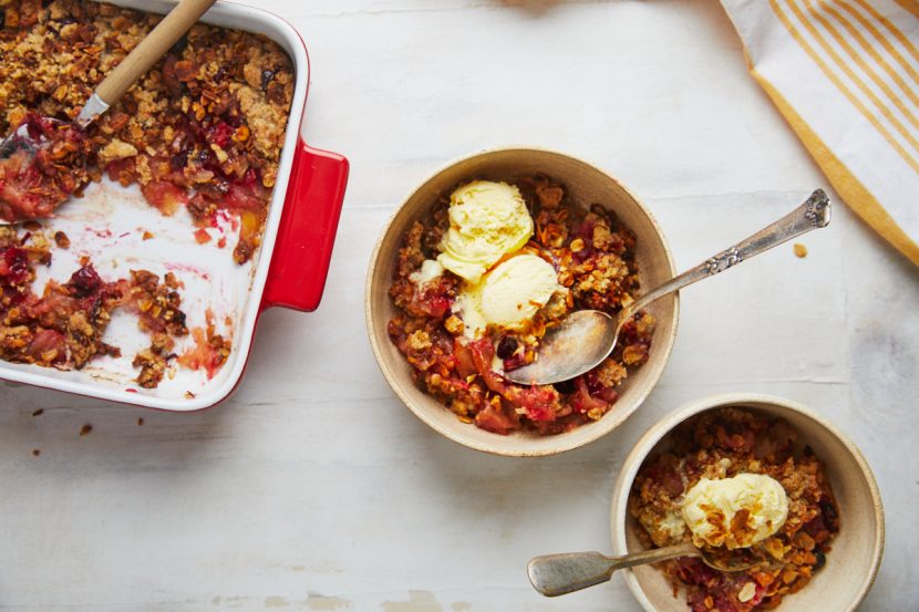 Apple crumble with spices and granola