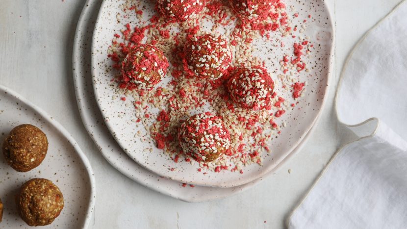 Nut balls with freeze-dried strawberries